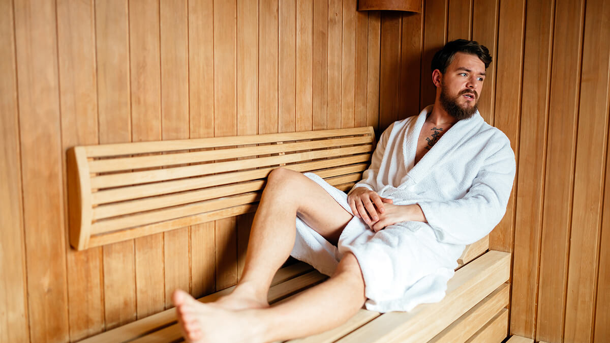 homme allongé dans un sauna