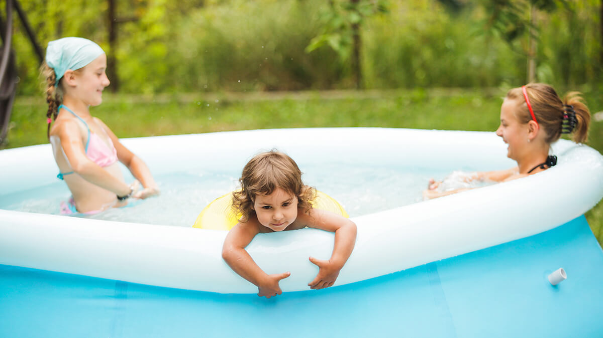 enfants jouant dans une piscine gonflable