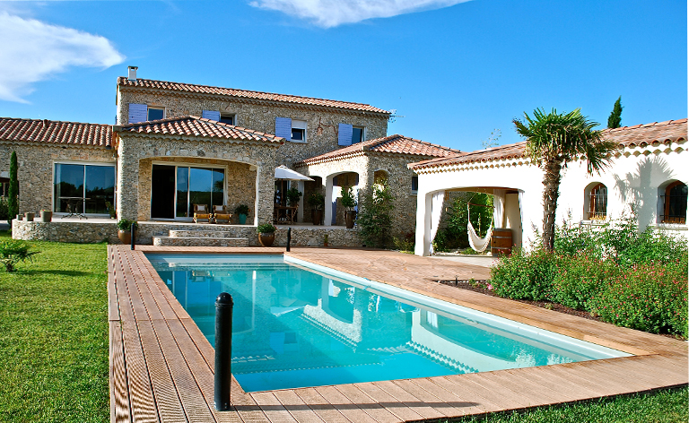 piscine dans une très belle maison avec terrasse en bois