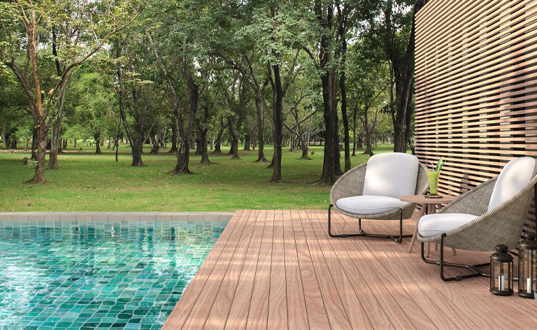 terrasse mobile bois recouvrant piscine