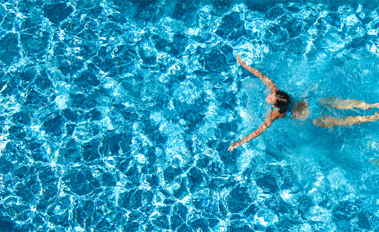 femme nageant pour les bienfaits de la natation